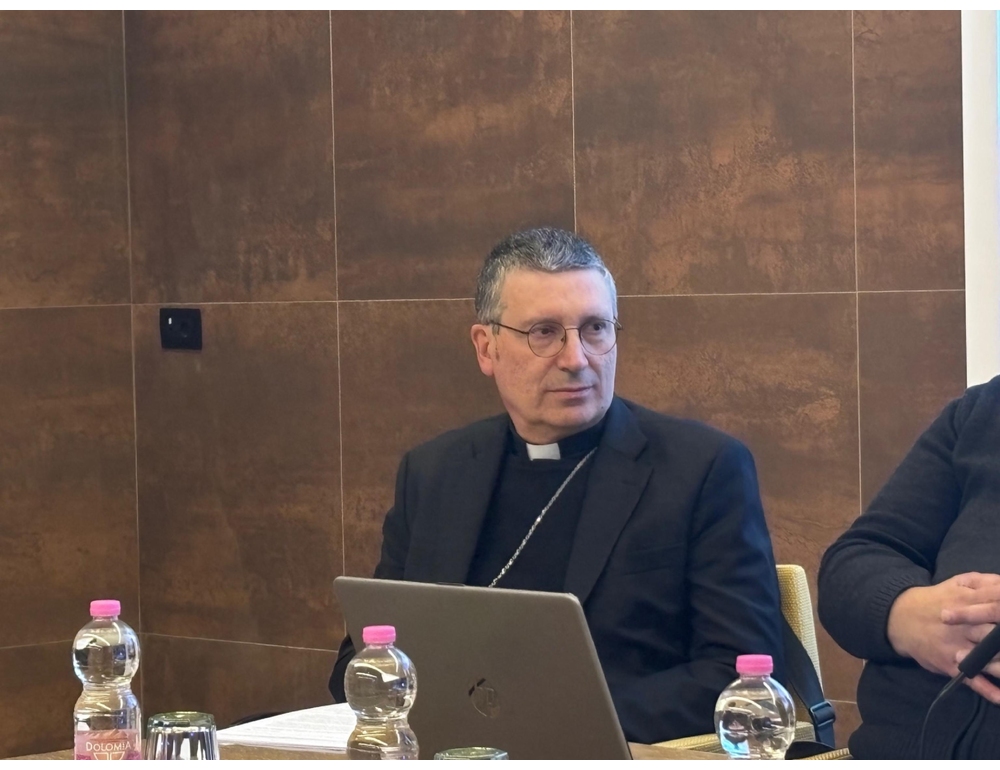 Vescovo di Trieste, vivere la Pasqua vincendo le tenebre delle violenze