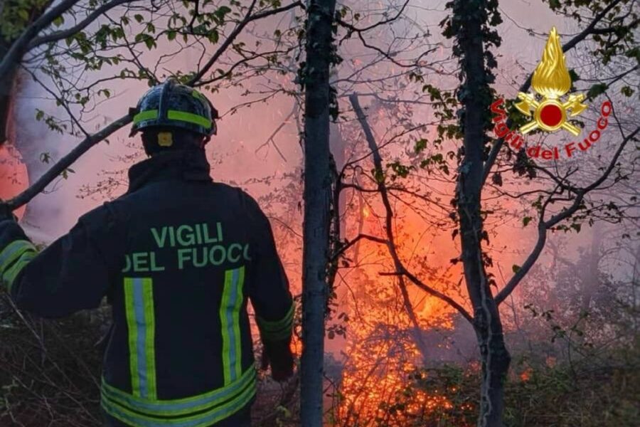 Nessun pericolo per cittadini ma condizioni meteo favoriscono propagazione incendi