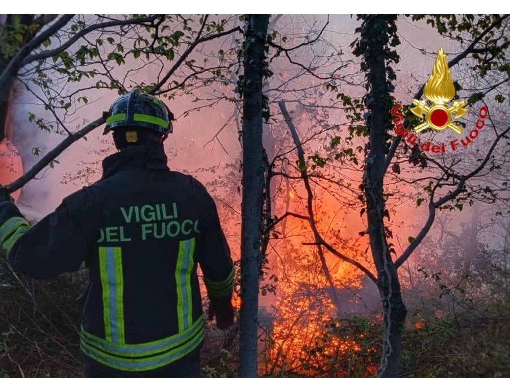 Vigili del fuoco impegnati a domare fiamme in zone lombarde