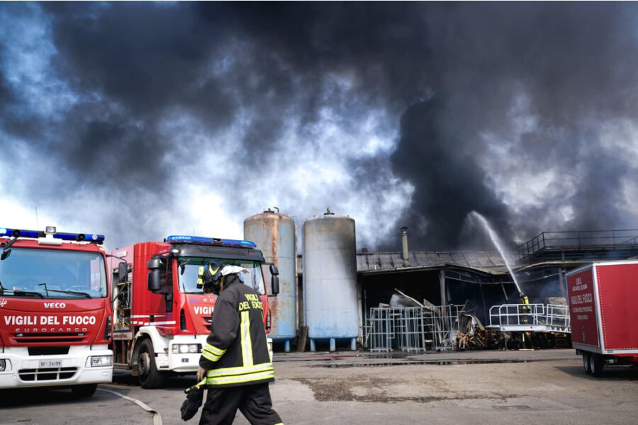 In fiamme una ditta di trasporti