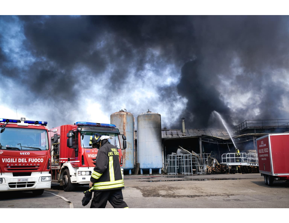 Vigili del fuoco, sotto controllo il maxi incendio nel Torinese