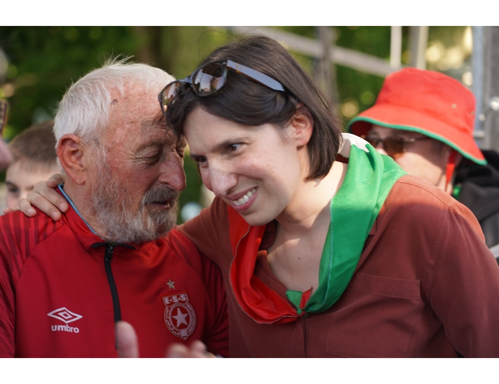 Visita a sorpresa di Elly Schlein a Casa Cervi, l’abbraccio con Adelmo