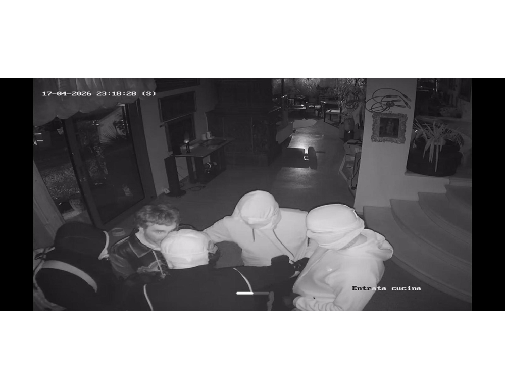 Vittima rapina in villa, ‘riempito di pugni e pistola in faccia’