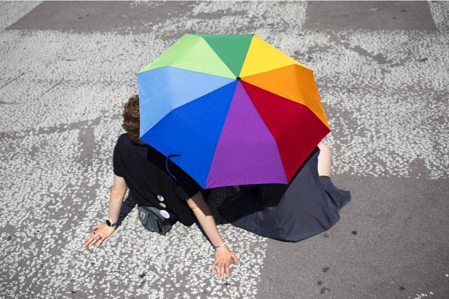Colpito al volto per lo zainetto arcobaleno. 'Sto bene ma sono turbato'