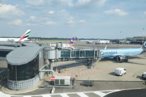 L’impatto della guerra in Iran sui trasporti: carburante per gli aerei raddoppiato, rischio onda lunga