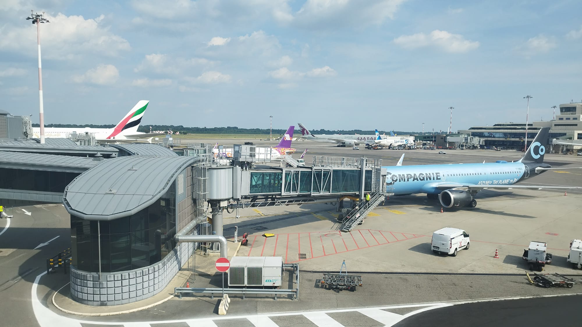 L’impatto della guerra in Iran sui trasporti: carburante per gli aerei raddoppiato, rischio onda lunga