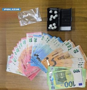 Spaccio di droga su un’auto a noleggio: arrestato dagli agenti della squadra mobile