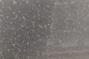 Pioggia sporca con sabbia del Sahara, auto e arredi esterni imbrattati