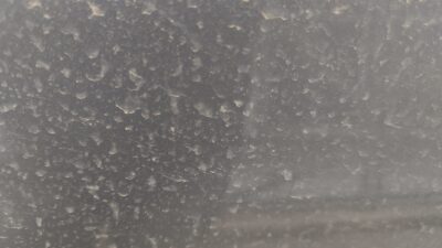 Pioggia sporca con sabbia del Sahara, auto e arredi esterni imbrattati