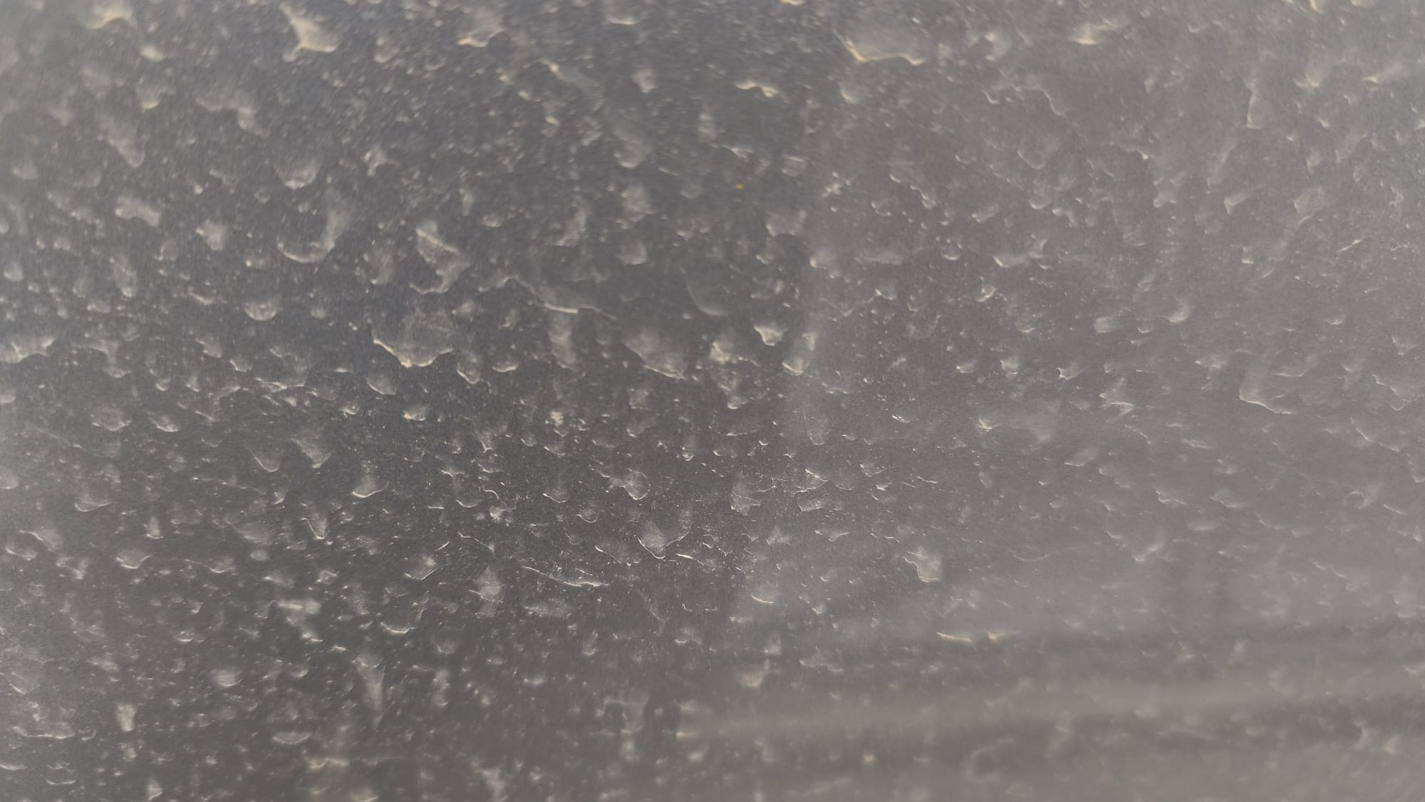 Pioggia sporca con sabbia del Sahara, auto e arredi esterni imbrattati