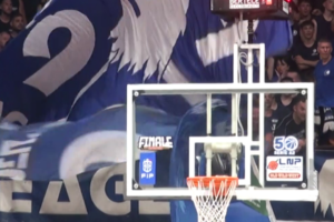 Bandiere dietro al canestro e insulti, Cantù multata