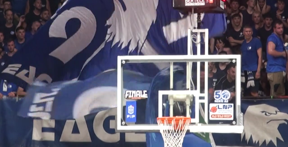 Bandiere dietro al canestro e insulti, Cantù multata