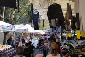 Como, assaggio d’estate per Pasqua: code ai battelli e centro storico gremito