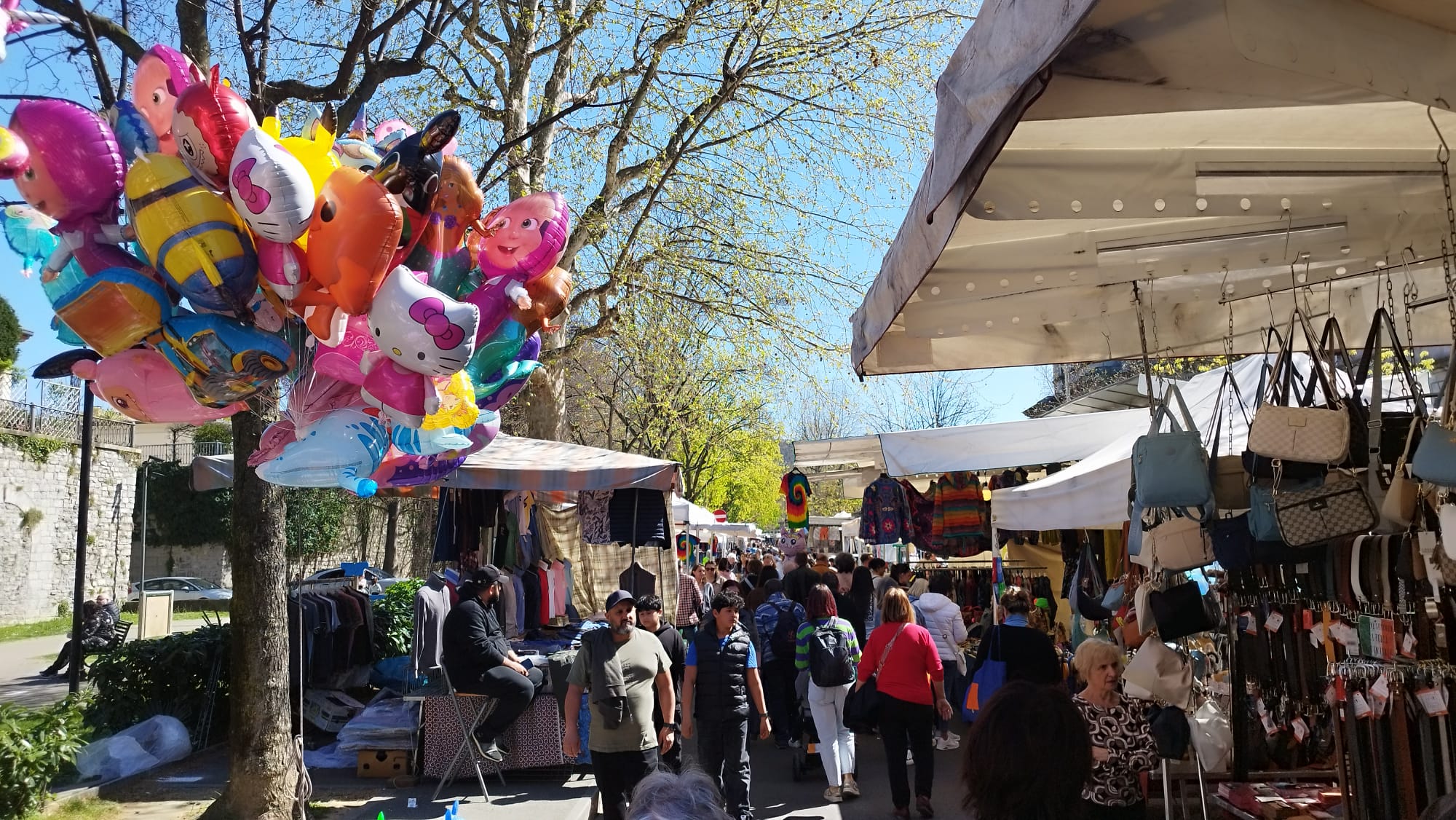 Le bancarelle della Fiera di Pasqua in viale Varese fino a lunedì