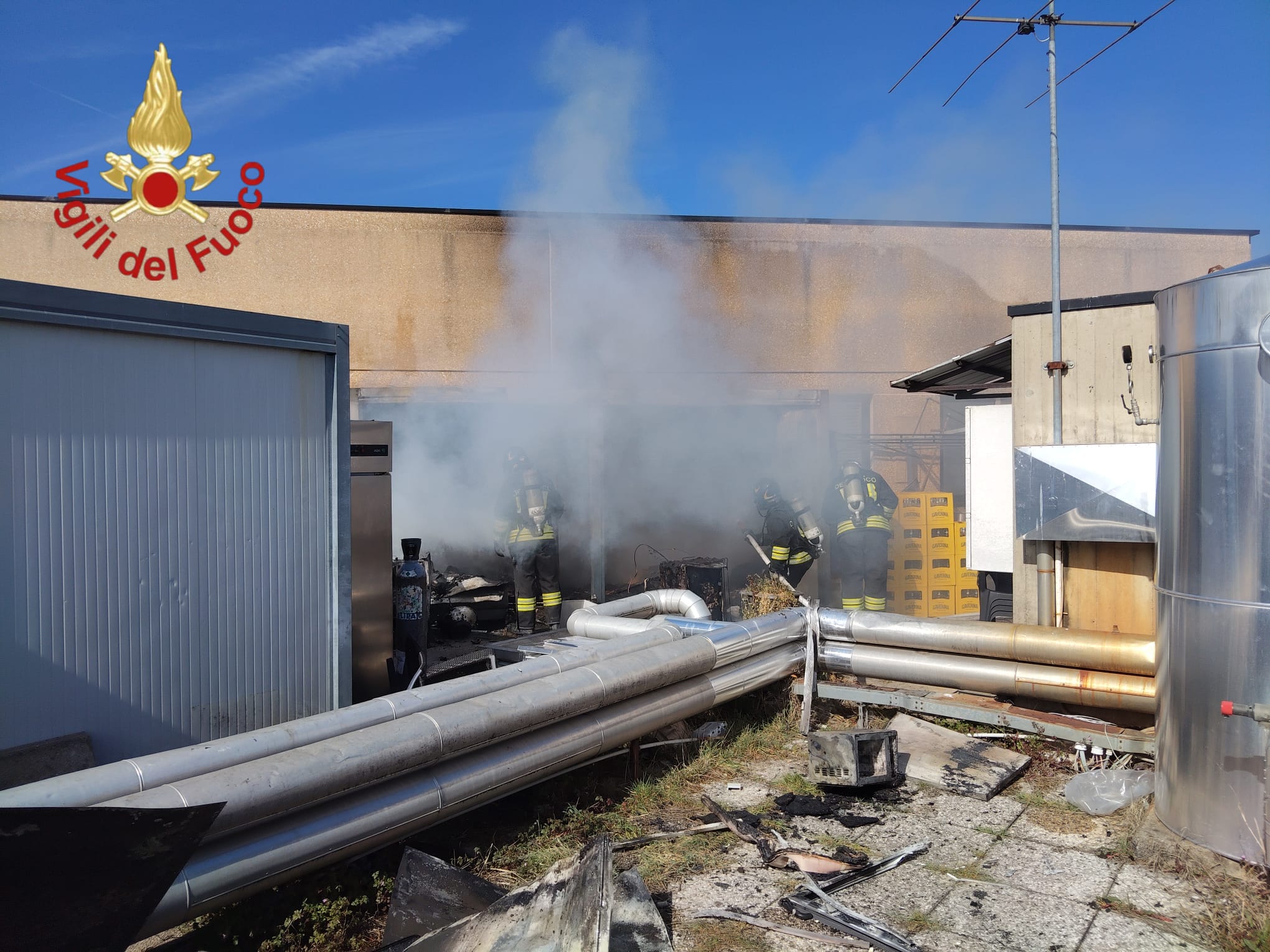 Fiamme in un ristorante: quattro squadre di pompieri ad Anzano del Parco