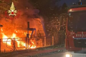 Furgone distrutto dalle fiamme a Mariano Comense, intervento dei vigili del fuoco
