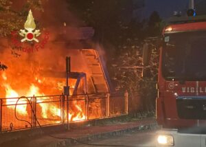 Furgone distrutto dalle fiamme a Mariano Comense, intervento dei vigili del fuoco