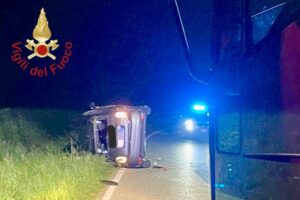 Cadorago, auto esce di strada e si ribalta nella notte. Gravissima una donna di 30 anni