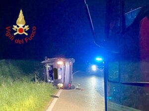 Cadorago, auto esce di strada e si ribalta nella notte. Gravissima una donna di 30 anni