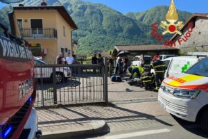 Incidente tra una moto e un furgone a Porlezza, 19enne incastrato liberato dai vigili del fuoco