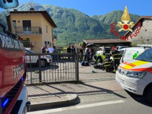 Incidente tra una moto e un furgone a Porlezza, 19enne incastrato liberato dai vigili del fuoco