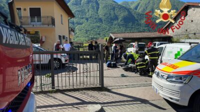Incidente tra una moto e un furgone a Porlezza, 19enne incastrato liberato dai vigili del fuoco