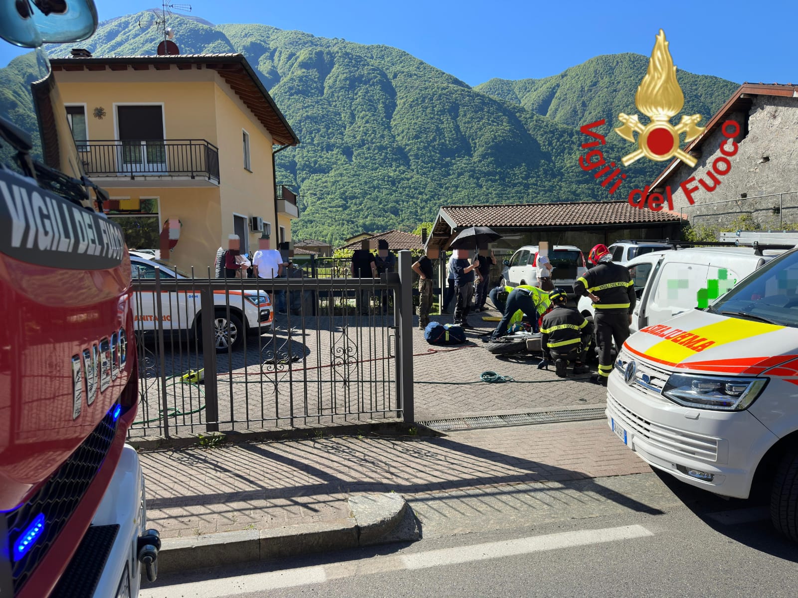 Incidente tra una moto e un furgone a Porlezza, 19enne incastrato liberato dai vigili del fuoco