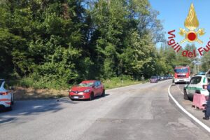 Auto fuori strada a Fino, ferite lievi per mamma e figlia di 8 anni