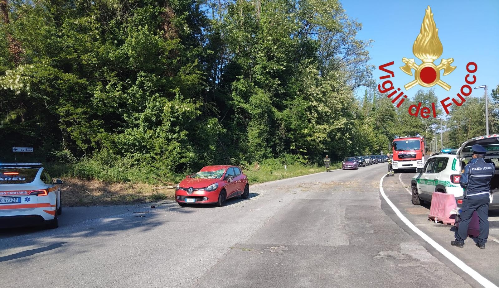 Auto fuori strada a Fino Mornasco, ferite lievi per mamma e figlia di 8 anni