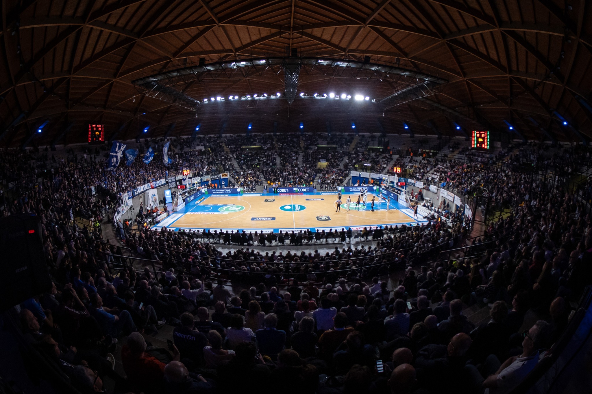 Fischietti e insulti al palazzetto, ennesima multa per Cantù