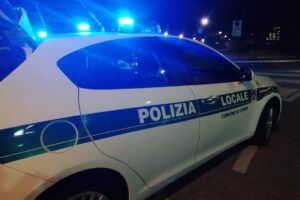 Contromano in piazza Matteotti, multato e denunciato uno straniero. Aveva una patente falsa