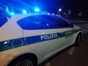 Contromano in piazza Matteotti, multato e denunciato uno straniero. Aveva una patente falsa
