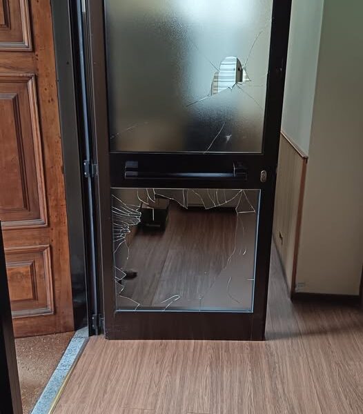 Portoncino danneggiato