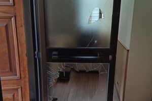 Spacca un portone a sassate e impugna un coltello, denunciato 38enne marocchino