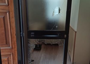 Spacca un portone a sassate e impugna un coltello, denunciato 38enne marocchino