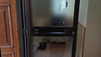 Spacca un portone a sassate e impugna un coltello, denunciato 38enne marocchino