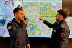 Botte e minacce ai passanti: “Dacci tutto o ti uccidiamo”. Arrestati un 22enne e un 16enne