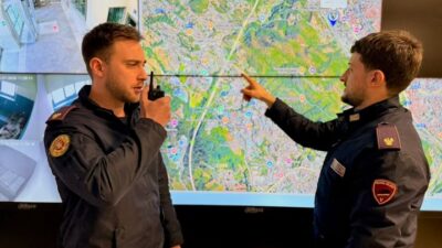 Botte e minacce ai passanti: “Dacci tutto o ti uccidiamo”. Arrestati un 22enne e un 16enne