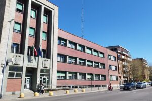 Provano a rubare un motorino davanti alla questura, denuncia e foglio di via