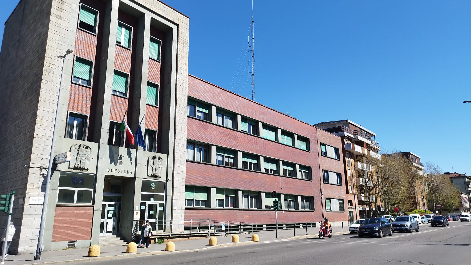 Provano a rubare un motorino davanti alla questura, denuncia e foglio di via