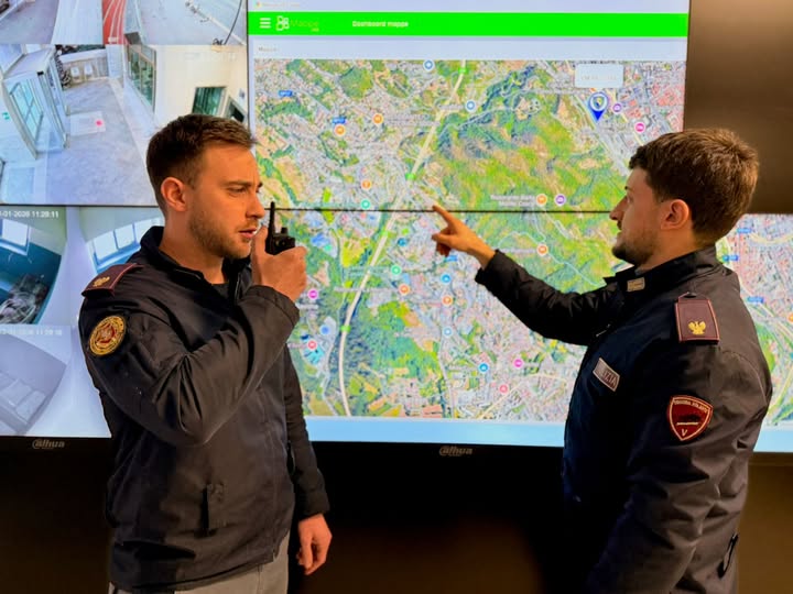 Botte e minacce ai passanti: “Dacci tutto o ti uccidiamo”. Arrestati un 22enne e un 16enne