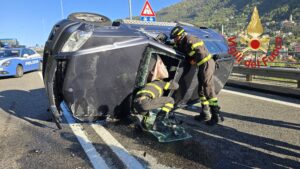 Auto ribaltata al viadotto Brogeda, traffico in tilt all’ingresso di Como. Tre i feriti lievi