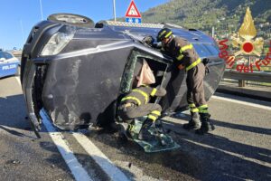 Auto ribaltata al viadotto Brogeda, traffico in tilt all’ingresso di Como. Tre feriti lievi