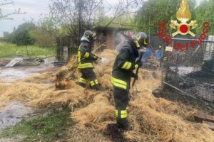 Casetta e pollaio in fiamme a Cirimido, intervento dei vigili del fuoco