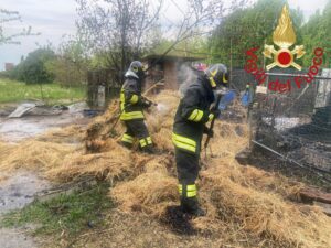 Casetta e pollaio in fiamme a Cirimido, intervento dei vigili del fuoco