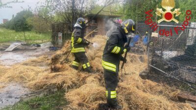 Casetta e pollaio in fiamme a Cirimido, intervento dei vigili del fuoco