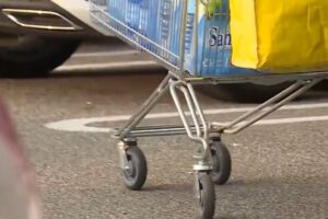 Guerra in Iran, rincari non solo sui carburanti: oltre 600 euro in più per una coppia con un due figli