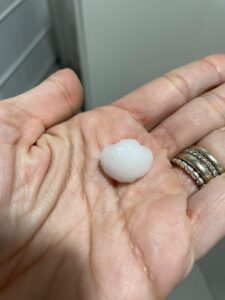 Violenta grandinata sul Comasco. In pochi minuti strade ricoperte da chicchi bianchi