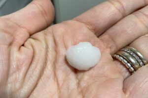 Violenta grandinata sul Comasco. In pochi minuti strade ricoperte da chicchi bianchi