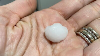 Violenta grandinata sul Comasco. In pochi minuti strade ricoperte da chicchi bianchi